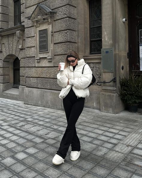 2 3 London Winter Outfits Travel, London Winter Outfits Cold Weather, London Street Style Winter, London Aesthetic Outfits, What To Wear In London, London Winter Outfits, Winter Outfits Black Women, London Winter Fashion, Rainy Day Outfit For Work