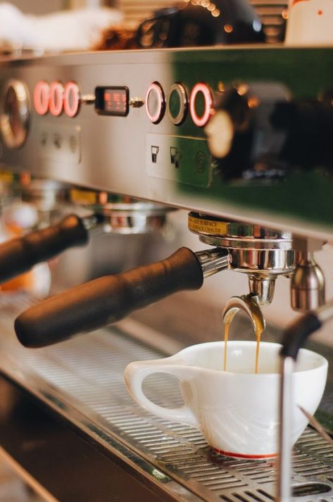 Coffee Shop Barista, Commercial Espresso Machine, Coffee Shop Photography, Light Roast Coffee, Coffee Shot, Best Espresso Machine, Coffee Shop Aesthetic, Coffee Wallpaper, Best Espresso