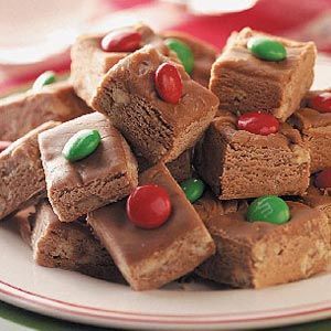 Tootsie Roll Fudge Recipe from Taste of Home -- A red or green M's candy atop each piece makes them extra jolly! Shared by Carolyn McDill of Ohatchee, Alabama. Tootsie Rolls, Leftover Halloween Candy, Christmas Candy Recipes, Tootsie Roll, Fudge Recipe, Homemade Candies, Candy Desserts, Fudge Recipes, Confectioners Sugar