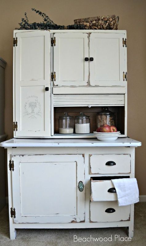 Hoosier Makeover Hoosier Cabinet Ideas Farmhouse, Antique Hoosier Cabinet, Vintage Hutch, Hoosier Cabinets, Redo Cabinets, Hoosier Cabinet, Kitchen Queen, Barn Wood Crafts, Cabinet Makeover