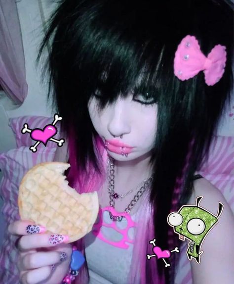 @/pocketbrat on ig Scenecore Clothes, Princesa Emo, Scene Emo Fashion, Scene Hairstyles, Anime Bad, Scene 2000s, Emo People, 2000s Scene, Y2k Scene