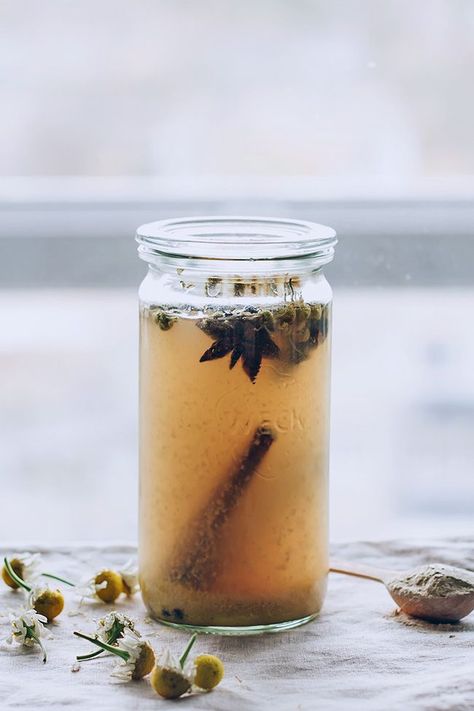 Cold Healing Elixir with Chamomile Infused Apple Cider Vinegar Apple Cider Vinegar Remedies, Cold Sores Remedies, Natural Sleep Remedies, Avocado Smoothie, Natural Cold Remedies, Natural Cough Remedies, Cold Home Remedies, Cold Remedies, Natural Home Remedies