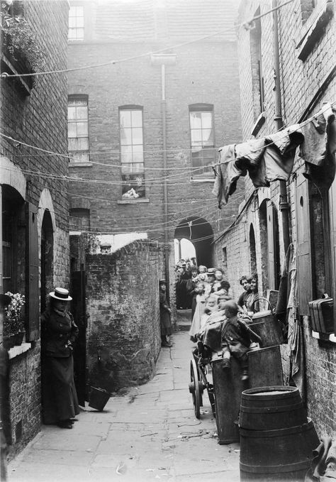 Spitalfields nippers: London's poorest children in the early 1900s – in pictures Victorian Street, Historical London, East End London, Victorian Life, Victorian London, London History, Poor Children, Old Street, London Town