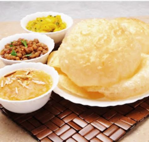 TASTY FOOD : HALWA PURI Halwa Puri Pakistani, Pakistani Breakfast, Desi Breakfast, Halwa Puri, Semolina Pudding, Puri Recipes, Cooking For Two, Fenugreek Seeds, Coriander Powder