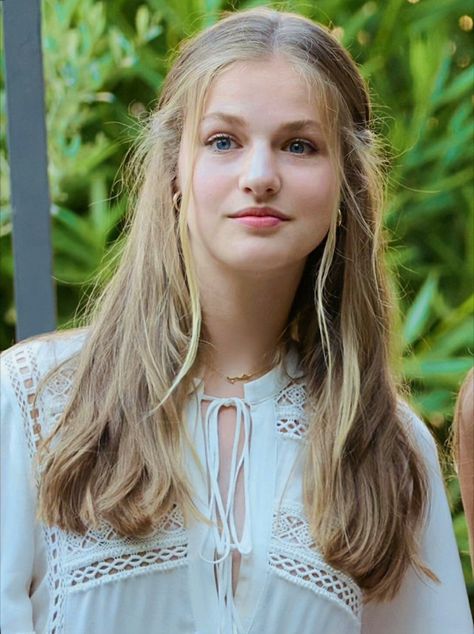 August 1, 2022 📍Cartuja Of Valldemossa, Mallorca, Spain | 📸 CarlosAlvarez Princess Eleanor Of Spain, Queen Logo, Leonor Princess Of Asturias, Princess Of Spain, Royal Beauty, Princess Leonor, Fashion Queen, Spanish Royal Family, Mallorca Spain