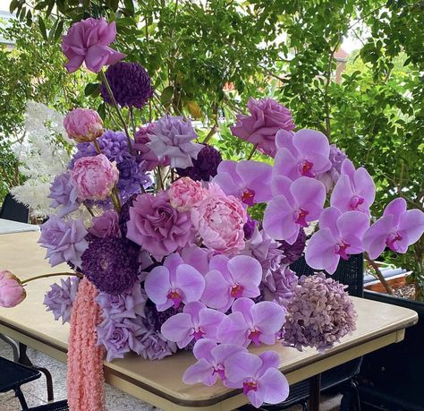 Purple Flower Installation, Purple Color Schemes, Low Centerpieces, Vase Flowers, Flower Installation, Pastel Decor, Modern Flower Arrangements, Hand Bouquet, Floral Arrangements Wedding