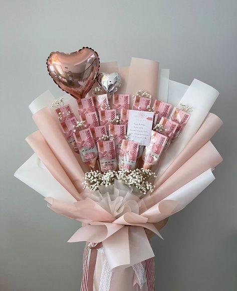 Senior Mums, Candy Bouquet Diy, Diy Bouquet Wrap, Money Flowers, Senior Overalls, Money Bouquet, Creative Money Gifts, Birthday Money, Flower Bouquet Diy