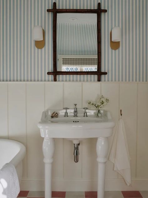 Heidi Callier Bathrooms, Bathroom Realistic, Pretty Homes, Bed Nook, Tongue And Groove Panelling, Fairytale Cottage, English Country Style, Cottage Bathroom, Powder Rooms