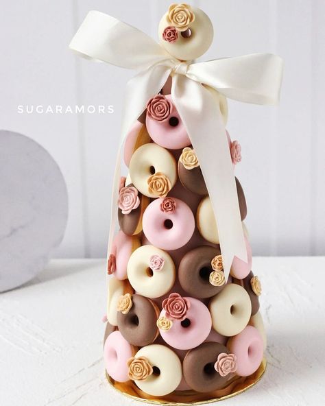 Unique Donuts Ideas, Donut Plating, Donat Glaze, Chocolate Bonbons Recipe, Donut Decorating Ideas, Chocolate Bar Design, Bake Sale Packaging, Donut Tower, Chocolate Covered Strawberries Bouquet