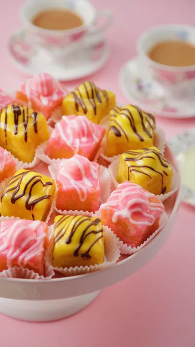 Tastemade: Homemade French Fancies ~ Recipe Fondant Fancies Recipe, French Fancies Cakes, Cakes For Afternoon Tea, Afternoon Tea Cake Ideas, Afternoon Tea Ideas At Home, French Fancies Recipe, Afternoon Recipes, Jubilee Food, Afternoon Tea Desserts