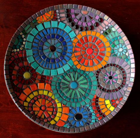 Mosaic Plates Ideas, Mosaic Birdbath Patterns, Mosaic Tables Ideas, Geometric Mosaic Patterns, Mosaic Plates, Mosaic Patterns Geometric, Mosaic Plate, Mosaic Mandala, Stained Glass Mosaic Art