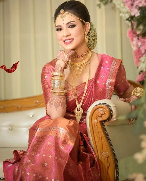 Mekhla Blouse Design, Reception Bride Makeup, Mekhala Chadar, Chadar Mekhela, Mekhla Sador, Bengali Marriage, Mekhela Sador, Reception Bridal Dress, Haldi Function