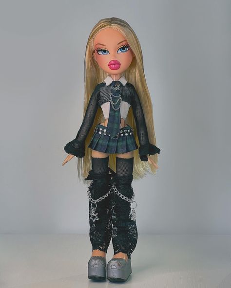 Brat Doll Outfit, Bratz Dolls Inspired Outfits, Chloe Bratz Outfit Ideas, Bratz Denim Outfit, Bratz Fashion Outfits, Bratz Outfits Style, Bratz Doll Outfits Inspiration, Bratz Outfits Inspiration, Bratz Outfit Ideas