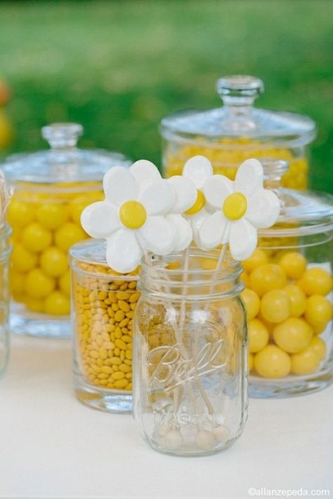 DIY Fun Daisy Birthday Party Ideas - BirdsParty.com Daisy Themed Centerpieces, Daisy Themed Birthday Party Centerpiece, Daisy Party Ideas, Yellow Stuff, Yellow Weddings, Daisy Theme, Daisy Baby Shower, Wedding Yellow, Daisy Party