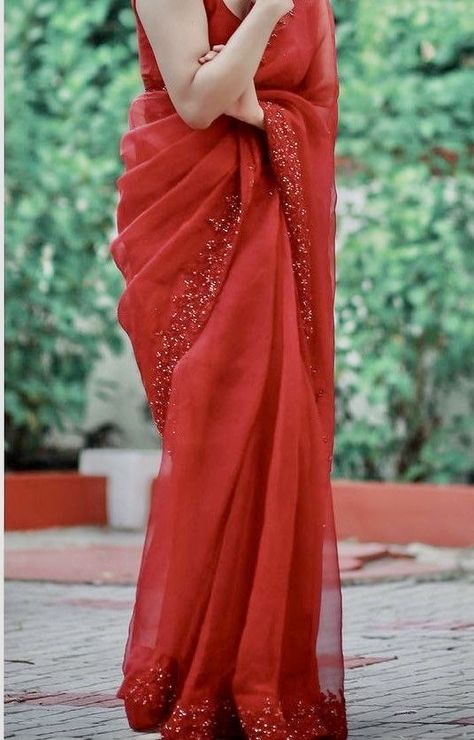 Plain Red Saree, Saree Chiffon, Red Sari, Sarees For Girls, Indian Sari Dress, Plain Red, Indian Saree Blouses Designs, Indian Fashion Saree, Saree Designs Party Wear