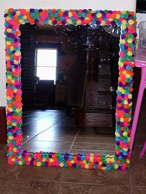 Old mirror and 480 fuzzy balls/pompoms! Pom Pom Mirror Frame, Pom Pom Mirror Diy, Pompom Mirror, Fuzzy Mirror, Pom Pom Mirror, Easy Dyi, Spiegel Diy, Kids Mirrors, Pom Crafts