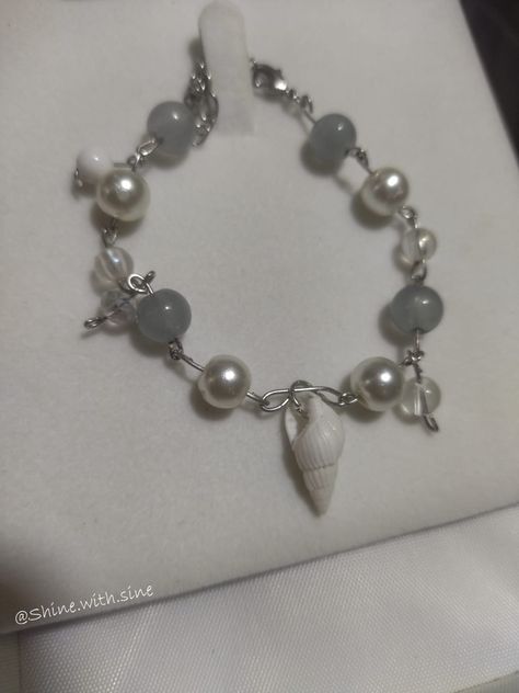 🌊✨ Beach-inspired bracelet with a delicate shell charm, featuring light blue, white, and transparent beads to capture the serene beauty of the ocean. Perfect for beach lovers! 🐚💙🌅 Beach Bracelet, Beach Bracelets, Beach Inspired, Feature Light, Beach Lovers, The Ocean, Blue White, Shells, Light Blue