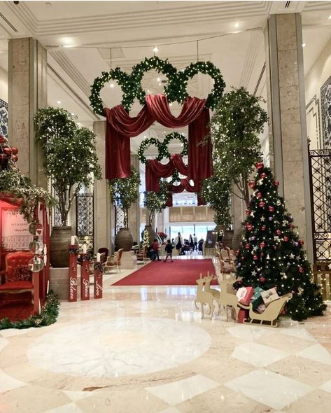 Christmas Decor Ideas Church Altar, Church Christmas Stage Design, Church Christmas Decorations Lobby, Mansion Christmas Decor, Christmas Stage Design, Christmas Living Room Decor, Church Christmas Decorations, Christmas Stage, Royal Christmas