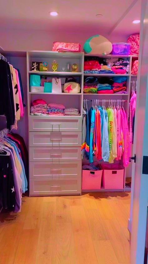 Walk In Closet Ideas Preppy, Preppy Dream Closet, Walk In Closet Preppy, Preppy Small Closet, Colorful Closet Aesthetic, Preppy Walk In Closet, Closet Organization Walk In, Preppy Closet Ideas, Teen Girl Closet