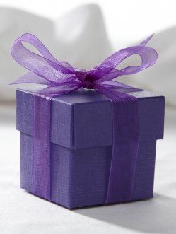 Unique gift-wrapping ideas can add a personal touch to a special occasion. Creative Corporate Gifts, Purple Favors, Purple Gift, Purple Christmas, Professional Gifts, Chocolate Hearts, Purple Love, Purple Ribbon, All Things Purple