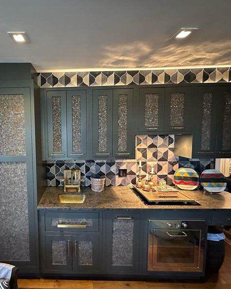 Forza Painting | Bold details strategically situated into a small-package kitchen. Cabinets refinished by spray application with a metallic cork inlay… | Instagram Kitchens With No Upper Cabinets Ideas, Kitchen Cabinets On A Budget, Wallpaper Backsplash, Diy Kitchen Cabinets Makeover, Update Kitchen, Cottage Kitchen Cabinets, Update Kitchen Cabinets, Wallpaper Wood, Mobile Home Renovations