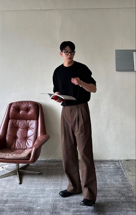 Styling Slacks Streetwear, Man Earth Tone Outfit, Men’s Plaid Dress Pants Outfits, Simple Formal Outfits Men, Formal Man Outfits, Presentation Outfit Men, Hong Kong Outfit Men, Korean Business Casual Men, Men’s Wide Leg Trousers Outfit