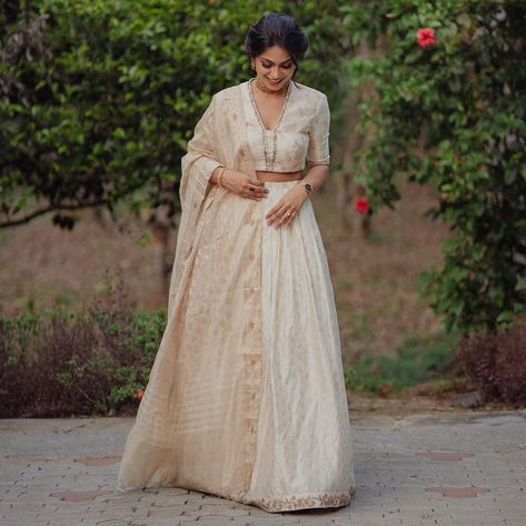 Mylanchi Function Dress Kerala, Kerala Style Skirt And Top For Onam, Kerala Wedding Lehenga, Kerala Style Lehenga Designs, Engagement Dress For Friends, Kerala Traditional Lehenga, Kerala Style Skirt And Top For Engagement, Onam Skirt And Crop Top Designs Pattern, Color Palette For Dress