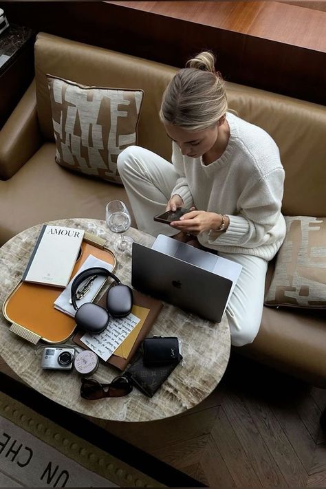 Working From Laptop Aesthetic, Study Woman Aesthetic, Vision Board Ideas Aesthetic Work, Girl On Computer Aesthetic, Computer Girl Aesthetic, School Vision Board Ideas, Uni Aesthetic Study, Business Woman Vibes, Study Outfit Aesthetic