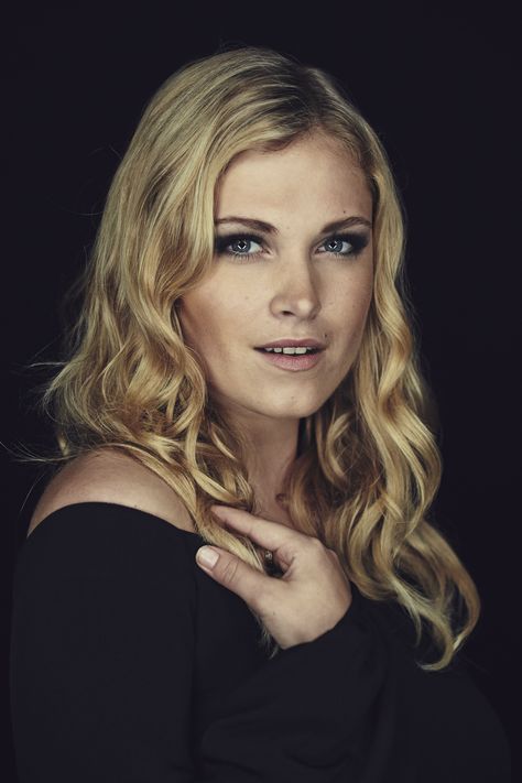 THE 100 star Eliza Taylor visited the Warner Bros. Television Photo Studio at WBTV’s Comic-Con cocktail media mixer at the Hard Rock Hotel’s FLOAT Rooftop Bar on Friday, July 25. #WBSDCC Elisa Taylor, Eliza Jane Taylor, Lexa E Clarke, Lexa Y Clarke, Clarke Griffin, Taylor R, Eliza Jane, The 100 Cast, The 100 Clexa