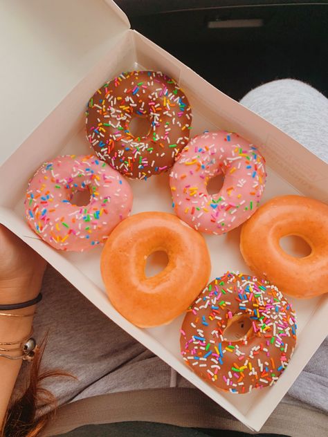 #donuts #aesthetic #vsco Donas Aesthetic, Donut Aesthetic, Donuts Shop, Donuts Aesthetic, Donut Pictures, Donut Party Decorations, Donut Photos, Donut Decorating Ideas, Donut Decorations