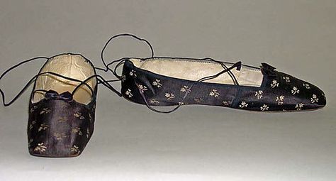 Slippers Date: 1830–49 Culture: British Medium: [no medium available] Dimensions: [no dimensions available] Credit Line: Gift of Miss Marion Hague, 1940 Accession Number: C.I.40.5a, b Duchess Of Kent, St Louis Art Museum, Century Shoes, 1830s Fashion, Historical Shoes, St Louis Art, Regency Fashion, Princess Victoria, Empire Style