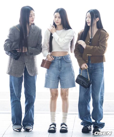 #NewJeans depart to Saudi Arabia for KCON @ Incheon Airport 220930 #Minji #Haerin #Hanni Korean Jeans Outfit, Jeans Outfit Korean, Airport Fashion Kpop, Korean Airport Fashion, Simple Casual Outfits, 2000 Fashion, New Jeans Style, Incheon Airport, At The Airport