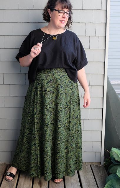 Meg sewed a fun monstera-leaf print Holyoke Skirt! The Cashmerette Holyoke Maxi Dress and Skirt is perfect for summer. Designed for curves with bra-friendly straps, this pattern comes in sizes 12 - 28 and cup sizes C - H. Long Skirts Plus Size Outfit, Plus Maxi Skirt Outfit, Plus Size Skirt Pattern, Long Skirt Sewing Pattern, Mid Size Aesthetic, Summer Outfits Big Stomach, Maxi Skirt Sewing Pattern, Plus Size Summer Outfits Big Stomach, Aesthetic Plus Size