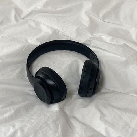 Monochrome Aesthetic, White Headphones, Black And White Theme, Gray Aesthetic, Green Blue Purple, Korean Aesthetic, Red Orange Yellow, Black Headphones, Favorite Song