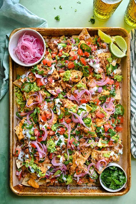 The Best Vegan Nachos Nacho Dips, Oven Nachos, Nachos In Oven, Vegan Superbowl Food, Guacamole Dip Recipes, Nacho Recipes, Vegan Super Bowl, Nachos Recipe Beef, Easy Guacamole Recipe