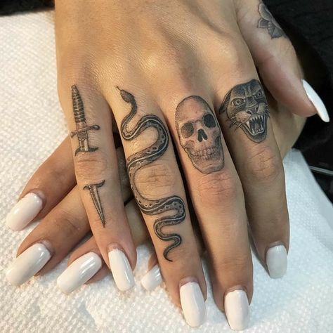 Traditional Snake Tattoo, Wanderlust Tattoo, Tattoo Snake, Finger Tattoo For Women, Finger Tats, Knuckle Tattoos, Hand And Finger Tattoos, Finger Tattoo Designs, Inspiration Tattoos