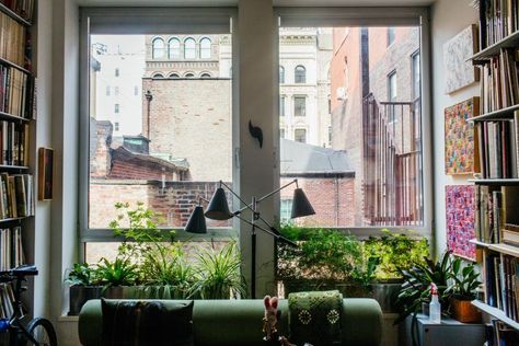 My 2,400sqft: Tour two art world professionals' curated Greenwich Village loft | 6sqft Princess Diaries Book, New York Apartment Interior, Washington Square Park Nyc, Brownstone Interiors, Greenwich Village Apartment, Nyc Brownstone, Greenwich Village Nyc, New York Townhouse, Nyc Townhouse