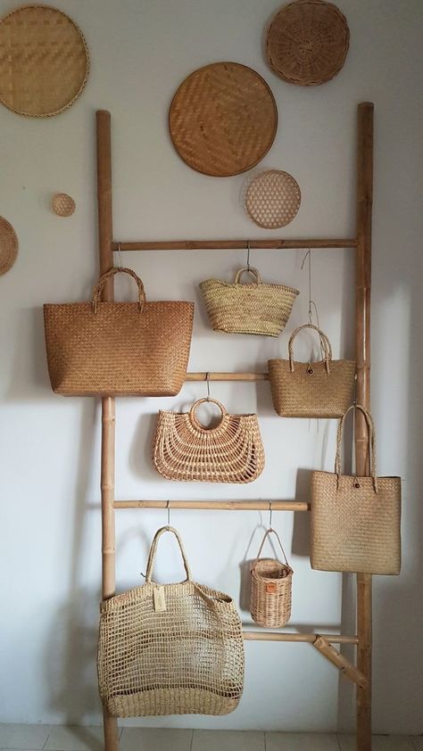 Collection Of Bags, Retail Bag Display, Coastal Store Design, Display Bags Ideas, Bags Display Ideas, Boutique Purse Display Ideas, Boutique Collection Ideas, Boho Store Design, Bags Store Design