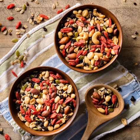 Gorp Recipes, Berry Benefits, Camping Meal Planning, Anti Aging Diet, Trail Mix Recipes, Homemade Trail Mix, Goji Berry, Nuts And Seeds, Goji Berries