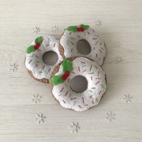 Felt Donut Ornament, Felt Doughnut, Christmas Stall Ideas, Play Food Diy, Diy Christmas Cookies, Felt Food Diy, Christmas Donuts, Christmas Sewing Projects, Diy Christmas Ornament