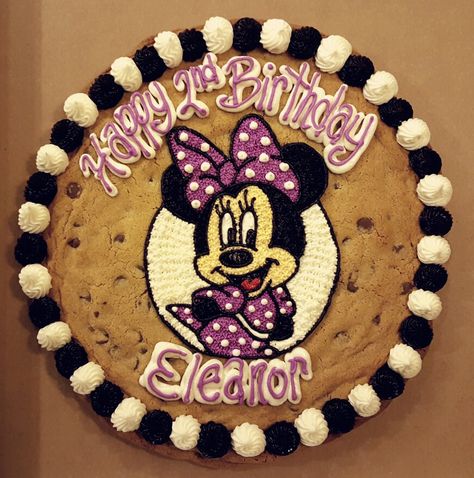 Minnie Mouse cookie cake. Minnie Mouse Cookie Cake, Giant Cookies, Cookie Cake Designs, Minnie Mouse Cookies, Simple Cakes, Mickey Mouse Cookies, Easy Baby Food Recipes, Cake Writing, Birthday Cookie