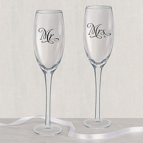 Wedding Toasting Glasses, Bride And Groom Glasses, Wedding Wine Glasses, Wedding Champagne Glasses, Glass Champagne, Toasting Glasses, Halloween Costume Shop, Wedding Toasts, Mr And Mrs Wedding