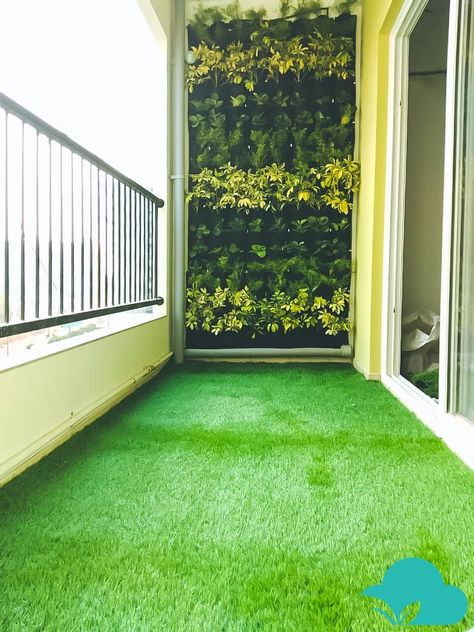 Colorful set of plants, vertical Garden, Artificial Grass. Balcony Glass Design, Artificial Vertical Garden, Kitchen Boho, Apartment Balcony Garden, Balcony Design Ideas, Vertical Garden Design, Balcony Flooring, Small Balcony Garden, Balcony Grill Design