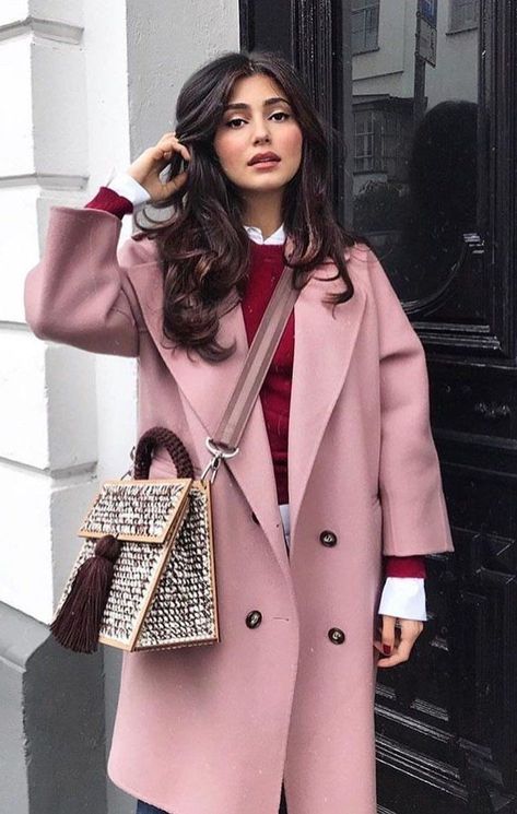 Pink Coat Outfit, Winter Mode Outfits, Winter Coat Outfits, Chique Outfit, Pink Trench Coat, Look Rose, Street Style Bags, Work Fits, Winter Typ