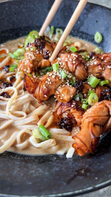 calum harris on Instagram: "OMG BRAND NEW RECIPE USING TOFU KNOTS AND MAKING A GORGEOUS CREAMY RAMEN FOR THEM🍜 this goes out to my mate Christina (@bunchuk) for putting me onto tofu knots. honestly such a surprise for me, as I thought they wouldn’t be worth the effort. but they have honestly changed the metaphorical food game for me. bUt WheRe do U buY toFu KnoTs? Waitrose do them, these are ones from @tofutasty.co and they pack 33g of protein per 75g serving. Mental. right here’s the ingredients to make it: the knots need - 150g dried tofu knots - Boiled in 1 tbsp miso paste + 500ml water - 1 tsp gochujang - 1 tsp sriracha - 1 tsp tomato paste (I used ketchup) - 1 tsp maple syrup - 1 tsp rice wine vinegar - 1 tbsp sesame oil - 3 tbsp light soy sauce the ramen (for each bowl) needs: - Tofu Knots Recipe, Tofu Knots, Creamy Ramen, Recipes Using Tofu, Dried Tofu, Food Game, Red Miso, Miso Paste, Veggie Stock