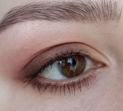 brown eyeshadow Soft Neutral Eyeshadow, 90s Brown Eyeshadow, Muted Eyeshadow Look, Brown Eyeshadow Under Eye, Subtle Brown Eyeshadow, Simple Dark Eyeshadow, Brown Simple Eye Makeup, Shadowy Eyes Make Up, Brown Eyeshadow Aesthetic