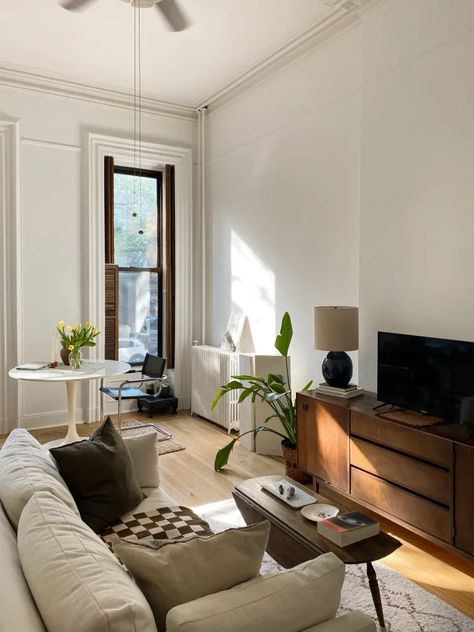 New York Living Room, New York Apartment Aesthetic, Apartment Manifestation, New York Studio Apartment, Deco Fireplace, Brownstone Interiors, New York Living, Brownstone Homes, Tranquil Home