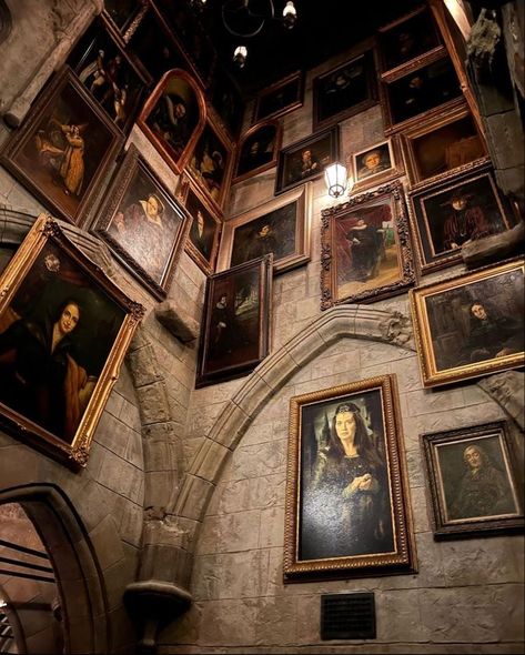 Hogwarts Staircase, Inside Hogwarts, Harry Potter Park, Hogwarts Interior, Harry Potter Orlando, Universal Studios Orlando Trip, Harry Potter Castle, Universal Hollywood, Potter Studio