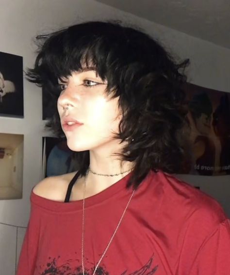 Aesthetic alt mullet TikTok eyeliner Shaggy Alt Hair, Alt Mullet Girl, Short Alt Mullet, Alt Haircuts For Round Faces, Trendy Mullet For Women, Mullet Tiktok, Gender Fluid Hairstyles, Alternative Mullet, Tiktok Eyeliner