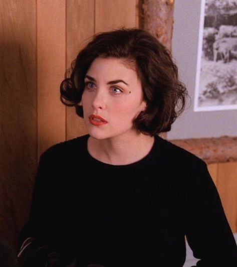 Sherilyn Fenn 90s, Black Bobs, When You Kiss Me, Audrey Horne, Sherilyn Fenn, Laura Palmer, Black Bob, Twin Peaks, Beauty Icons